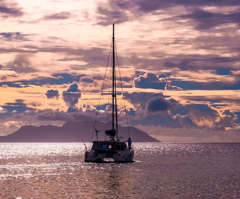 catamaran-6273113_1920